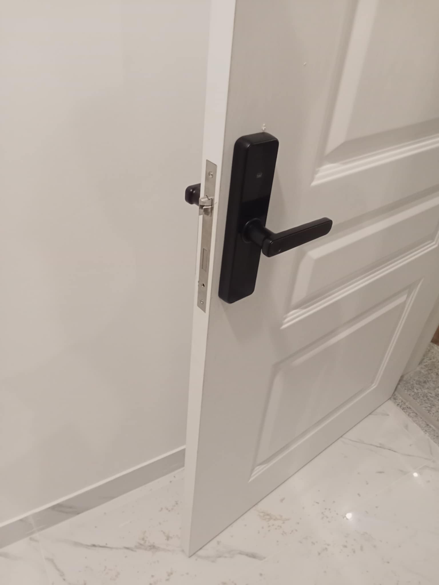 You are currently viewing صبغ ابواب بالخبر